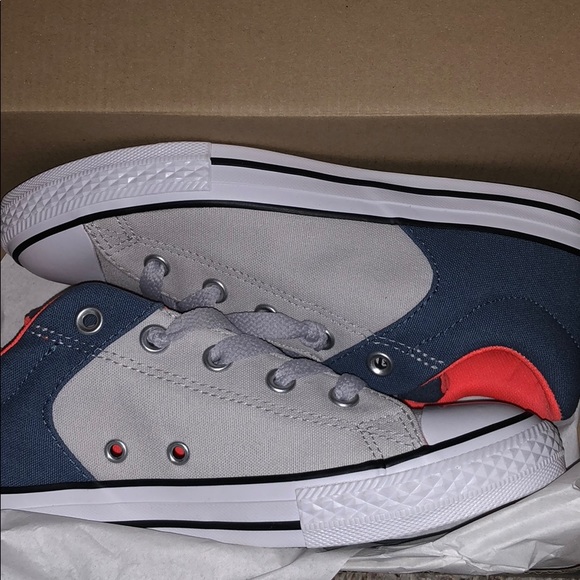 youth converse size 4